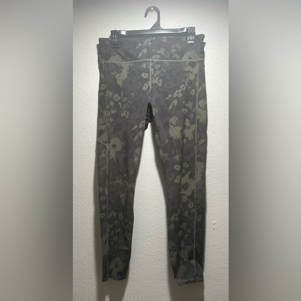 Vuori camo/floral leggings, women’s size large. Like new.
